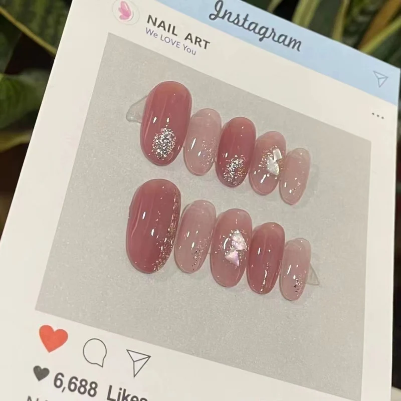 Künstlerisches Press-On Nagelset mit Kristallakzenten