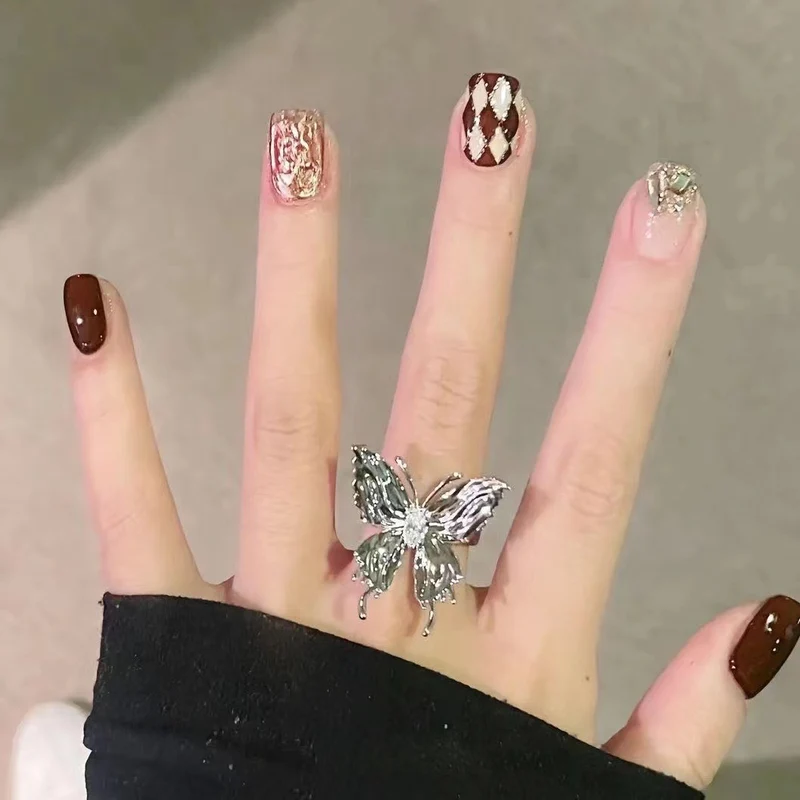 Künstlerisches Press-On Nageldesign