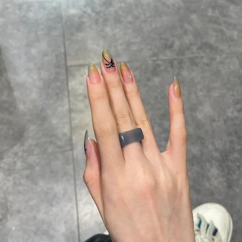 Künstlerisches Ombre-Nail-Design mit floralem Akzenten