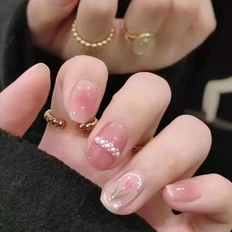 Künstlerische Nagelkunst