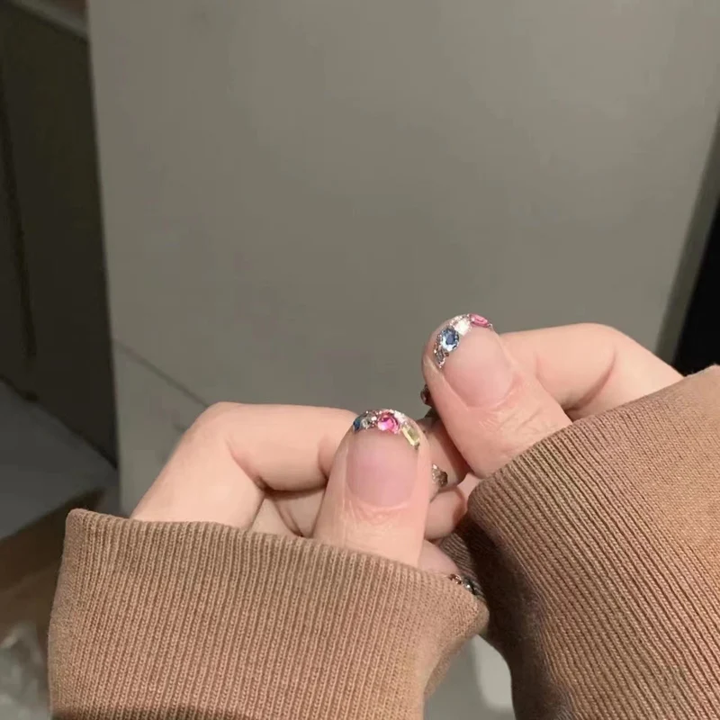 Glamouröse mit Kristallen verzierte Nageldesigns
