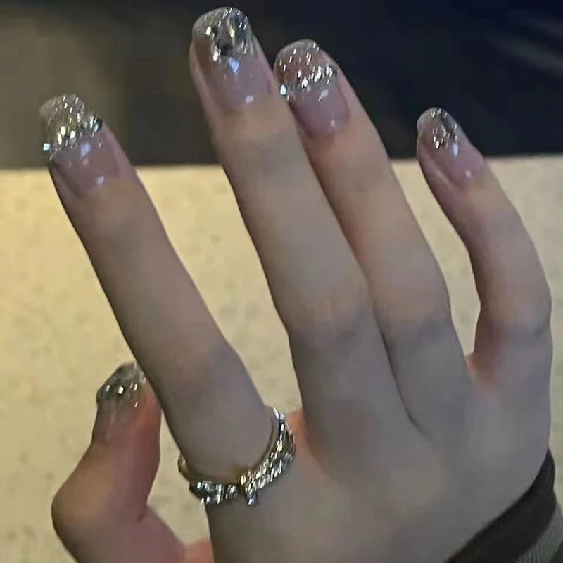 Rhinestone-dekorierte Press-On Nagelkunst