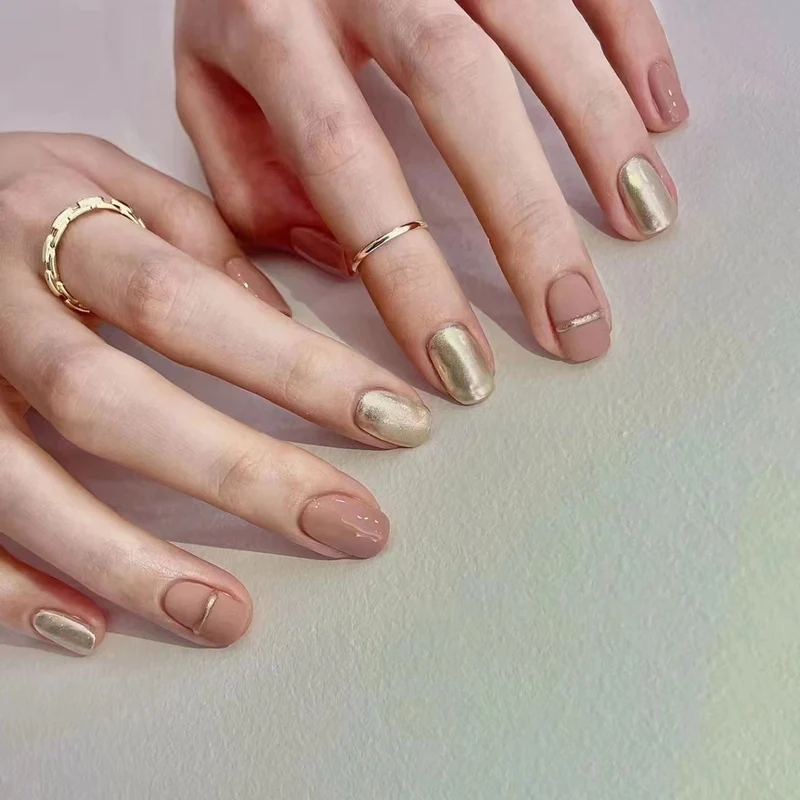 Elegantes Press-On-Nagelset mit metallischen Akzenten