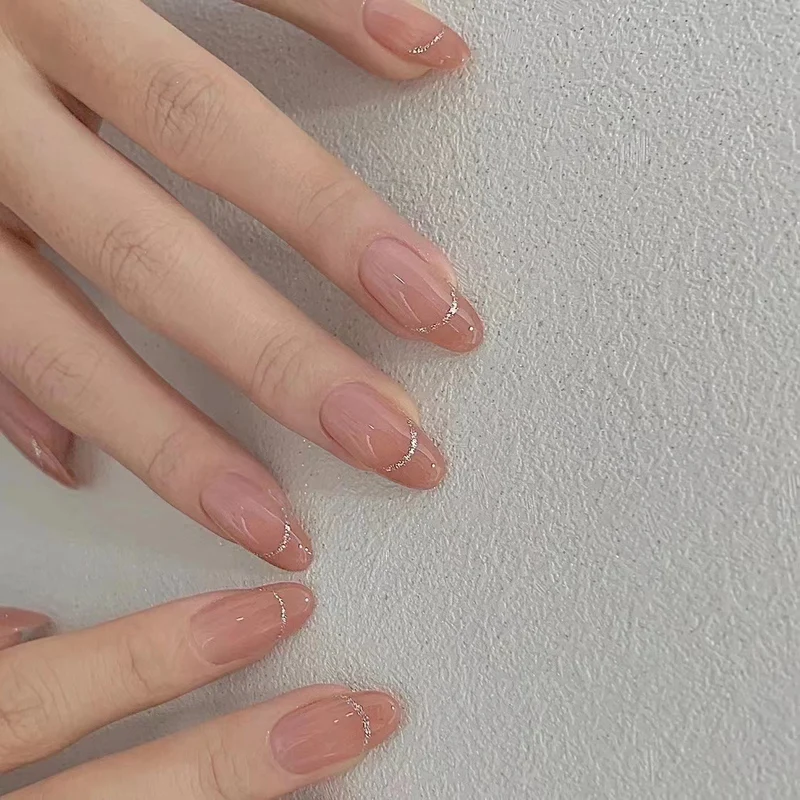 Elegante Press-On-Nagelkunst mit subtilen Glitzerakzenten