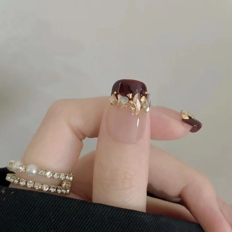 Elegante gold-aczentierte Press-On Nägel