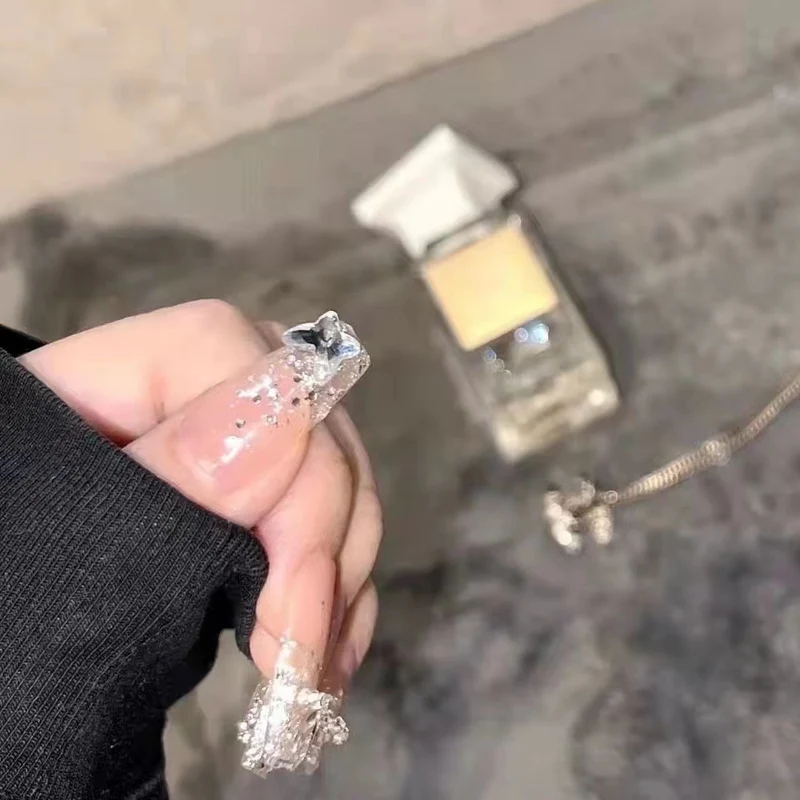 Elegante glitzernde Press-On-Nagelverlängerungen