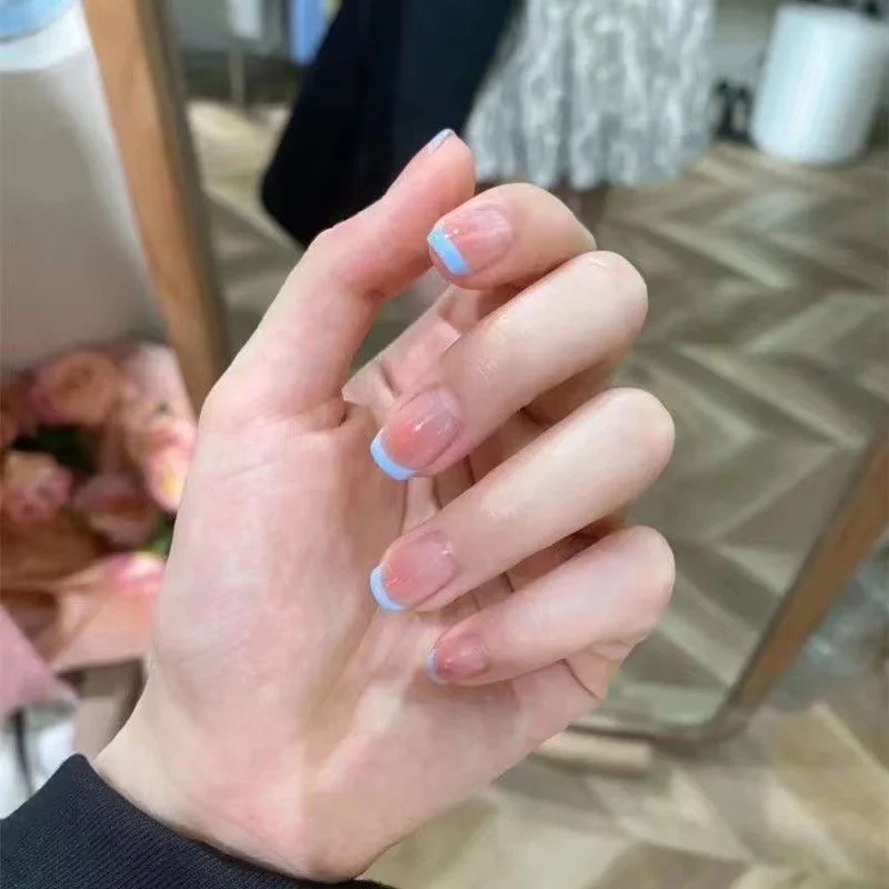 Elegante French Tip Press-On Nägel mit einzigartiger Oberfläche