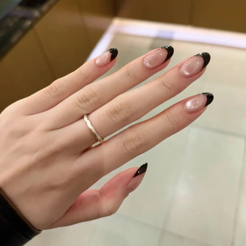 Elegantes französisches Spitzen-Press-On-Nageldesign