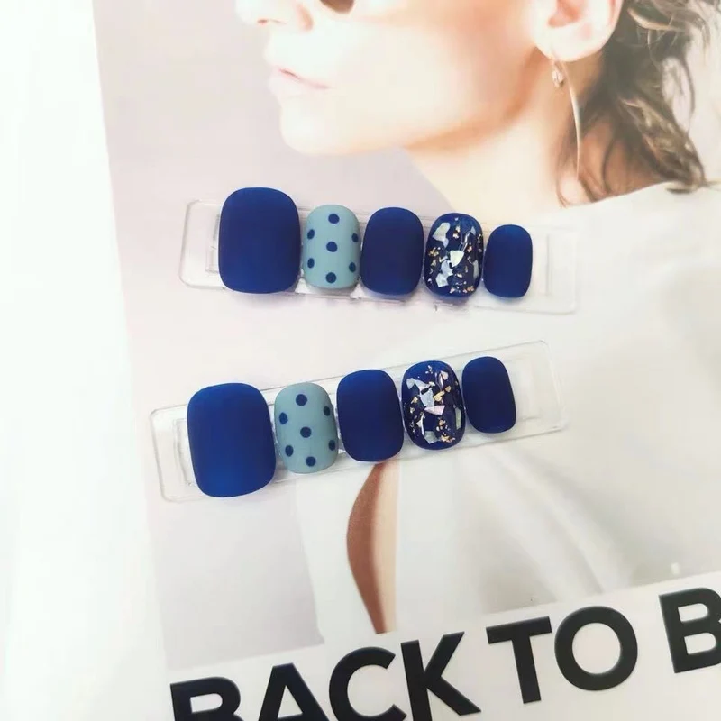 Matte Press-On Nail Set mit dekorativen Akzenten