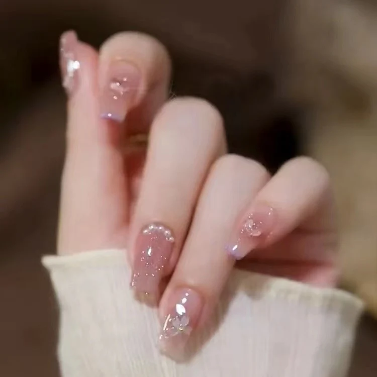 Elegante Kristall-akzentierte Press-On Nagelkunst