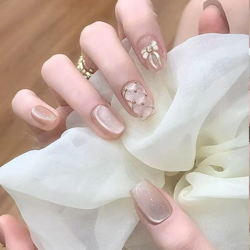 Dekorativer Press-On Nagel Set mit floralen Akzenten
