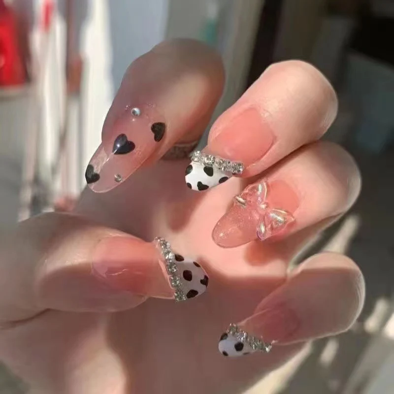 Dekorative Press-On-Nagelset mit eleganten Herz- und Schleifendetails