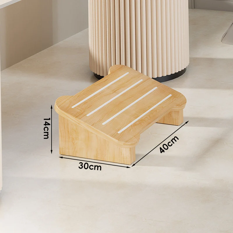 Niedriger Holztritt mit rutschfesten Streifen und kurviger ergonomischer Oberfläche