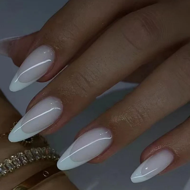Lange Stiletto-Nagelverlängerungen