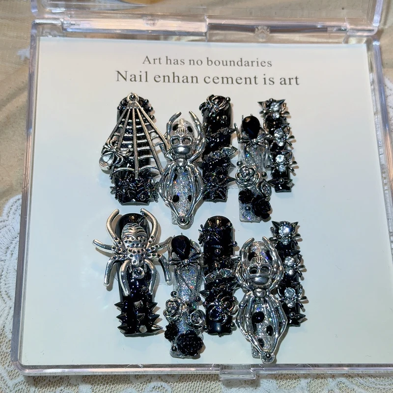 Gothic-inspirierte Nagelkunst-Dekorationen