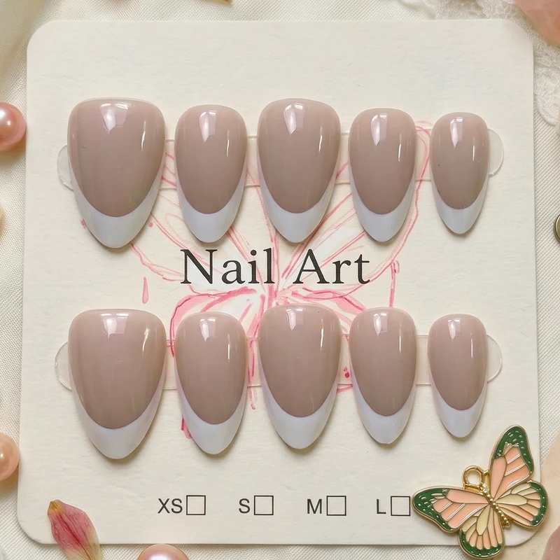 Elegantes Press-On-Nagel-Set mit französischem Spitzen-Design