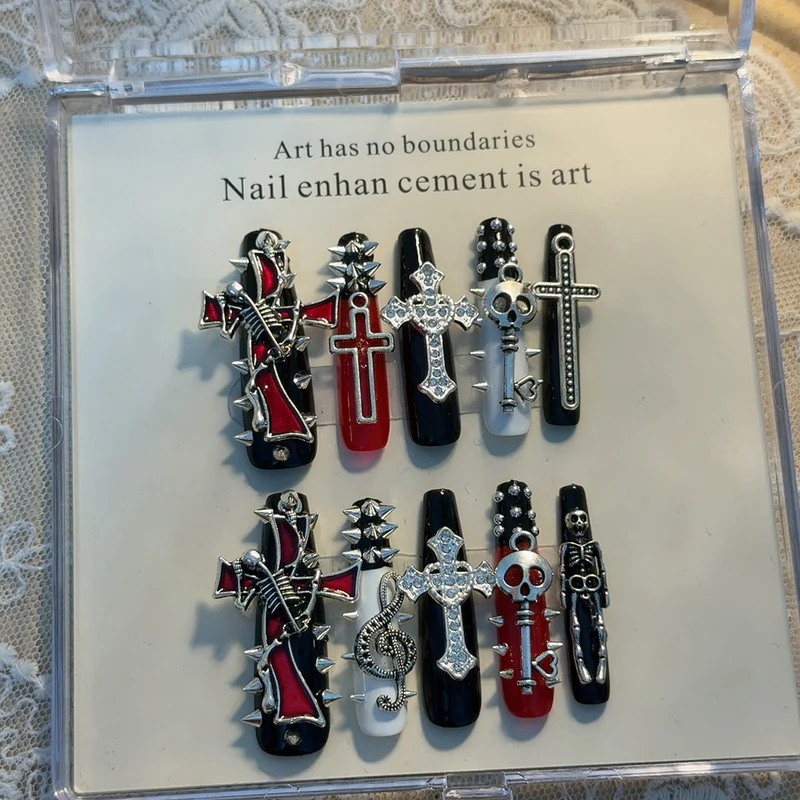 Gothic-inspirierte dekorative Nagelkunstverzierungen