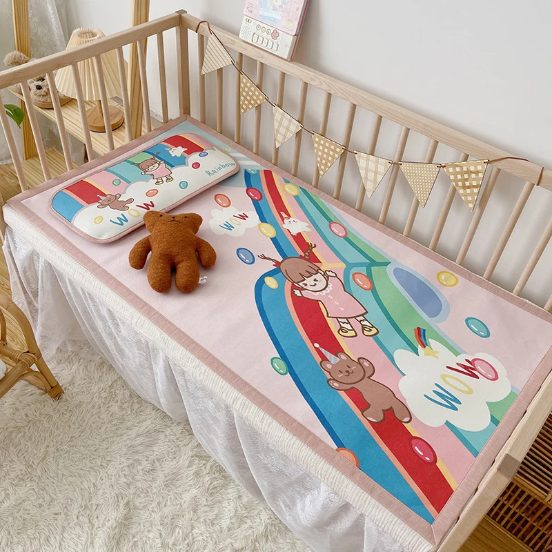 Gepolsterte Baby-Krippenauflage mit Gute‑Nacht-Print, rutschfester Unterseite und abwischbarem Bezug