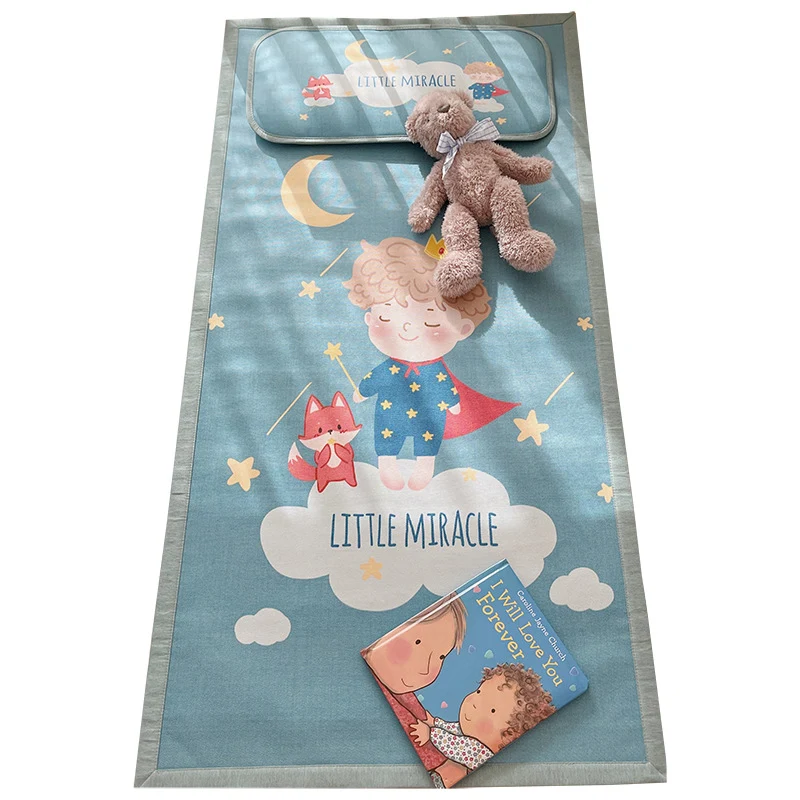 Gepolsterte Baby-Krippenauflage mit Gute‑Nacht-Print, rutschfester Unterseite und abwischbarem Bezug