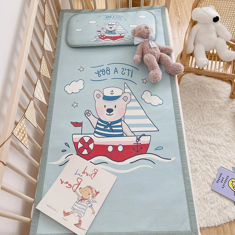 Gepolsterte Baby-Krippenauflage mit Gute‑Nacht-Print, rutschfester Unterseite und abwischbarem Bezug