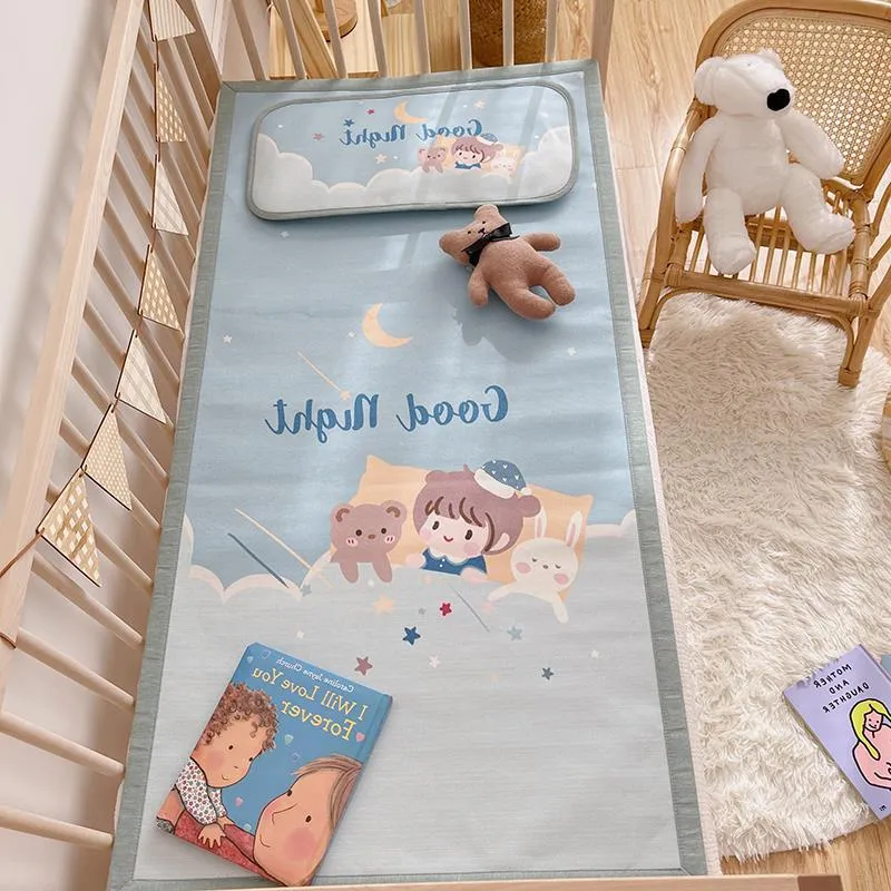 Gepolsterte Baby-Krippenauflage mit Gute‑Nacht-Print, rutschfester Unterseite und abwischbarem Bezug