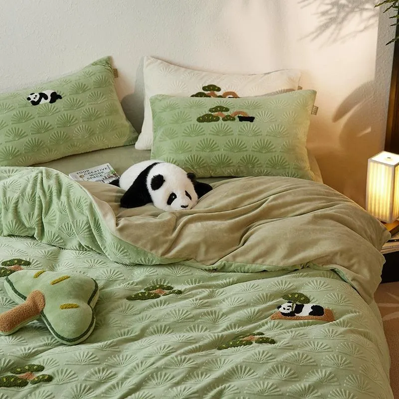 Flauschige Microfaser-Bettwäschegarnitur mit Reliefjacquard und gestickten Panda-Motiven