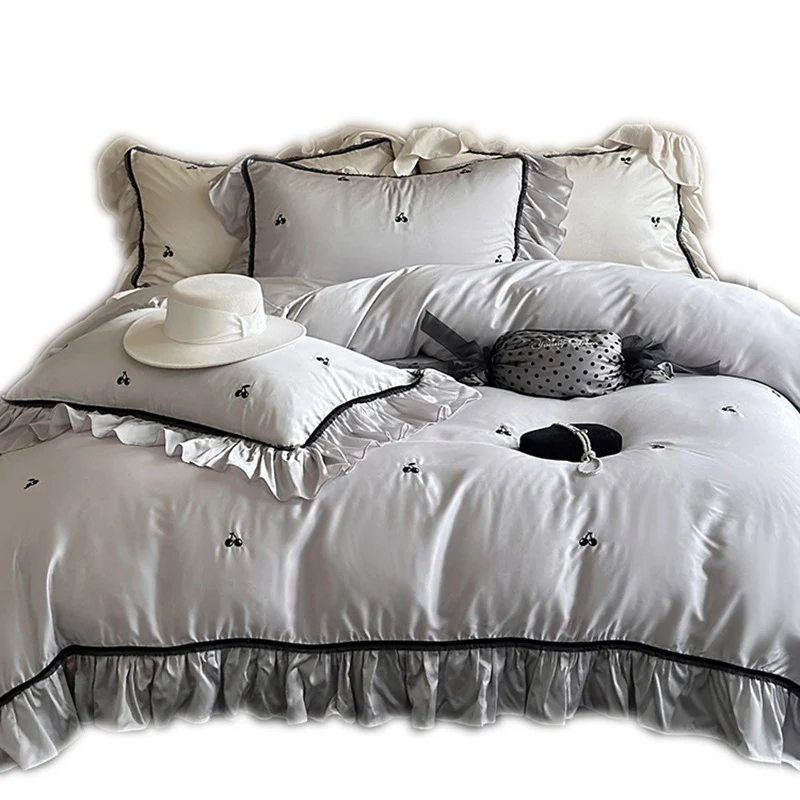 Seidig-glänzendes Satin-Bettwäsche-Set mit Rüschensaum und zierlicher Kirschstickerei
