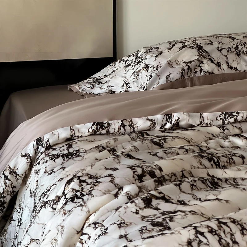 Satin-Bettwäschegarnitur mit Marmor-Print, extra-feinem Satin und Hotelverschluss