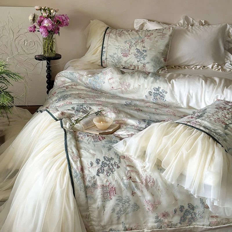 Satin-Bettwäsche-Set mit Rüschen-Bettrock und Vintage-Toile-Print