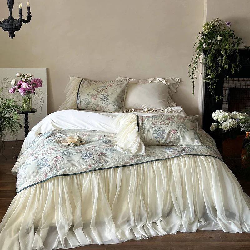 Satin-Bettwäsche-Set mit Rüschen-Bettrock und Vintage-Toile-Print