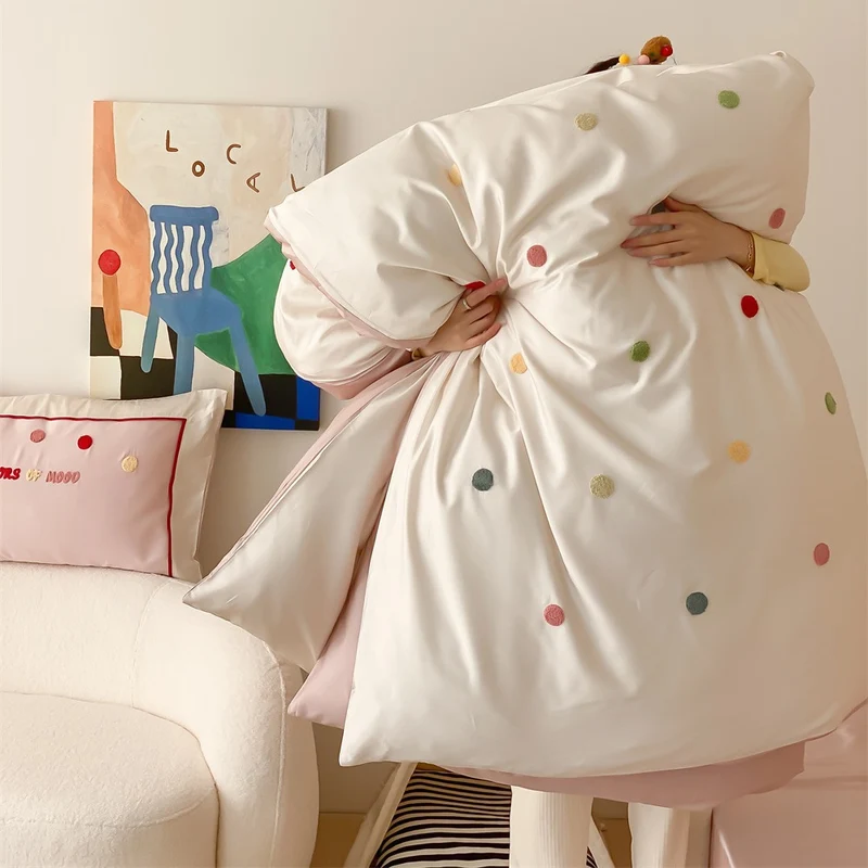 Bettwäsche-Set mit bestickten Polka-Dots aus Baumwollsatin, wendbarer Duvetbezug & dekorativen Kissen