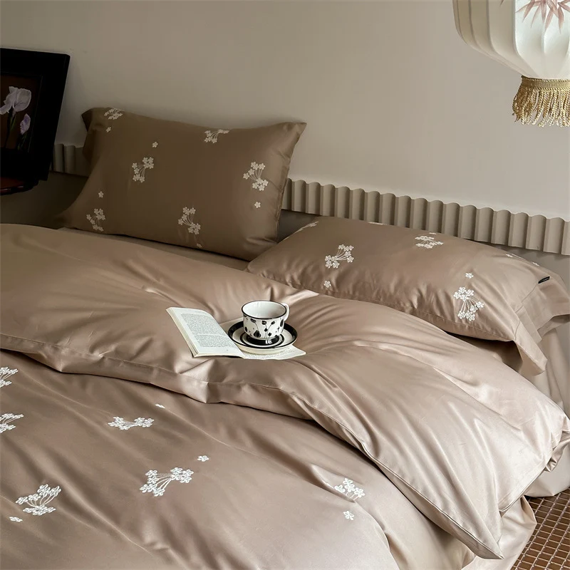 Elegante Satin-Bettwäschegarnitur mit dezenter Blumenstickerei und seidenähnlichem Glanz