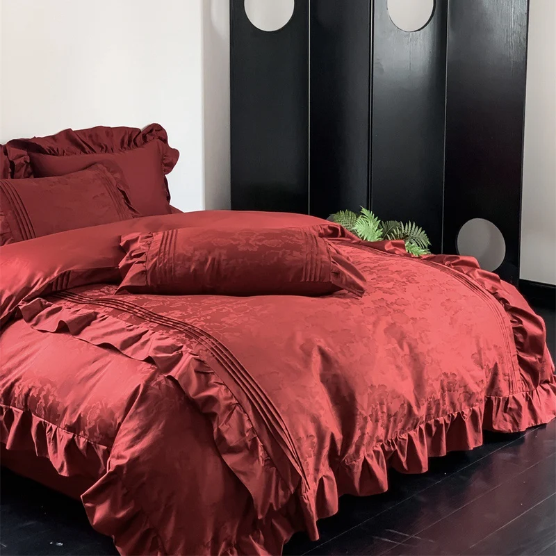 Elegante Satin-Bettgarnitur mit Volant, feinen Biesen und Jacquard-Relief