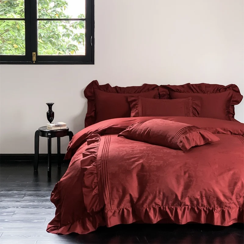 Elegante Satin-Bettgarnitur mit Volant, feinen Biesen und Jacquard-Relief