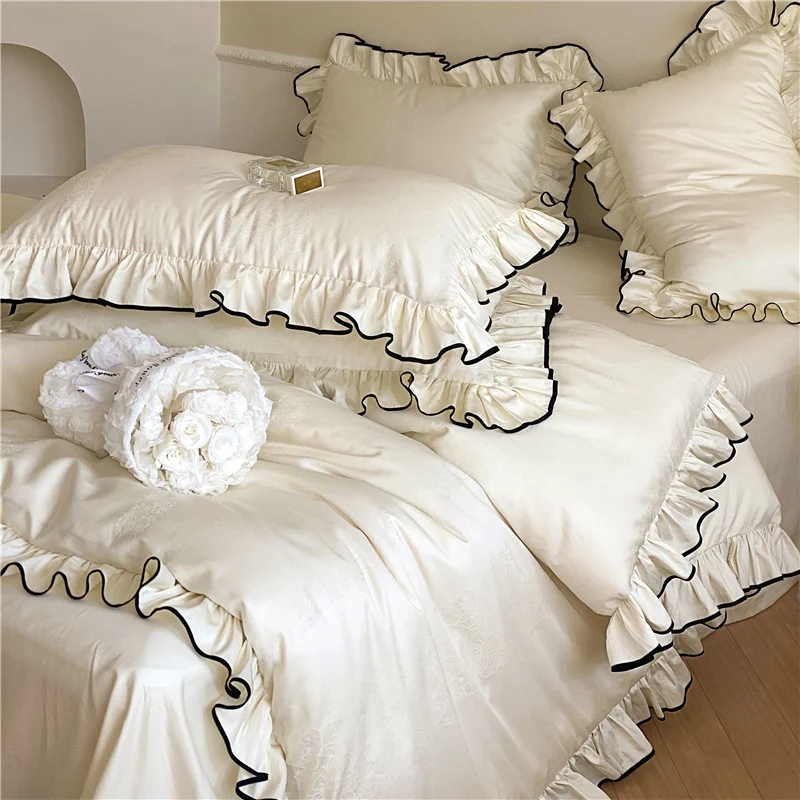 Edles Baumwollsatin-Bettgarnitur-Set mit Volant-Rüschen, Jacquard‑Blütenbordüre und Kontrastkeder