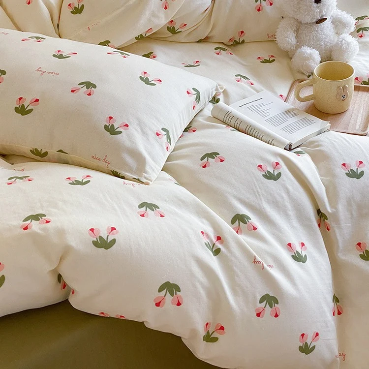 Baumwollsatin-Bettwäsche-Set mit verspieltem Erdbeer-Alloverprint und wendbarer Decke