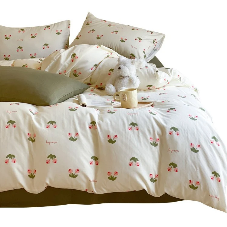 Baumwollsatin-Bettwäsche-Set mit verspieltem Erdbeer-Alloverprint und wendbarer Decke