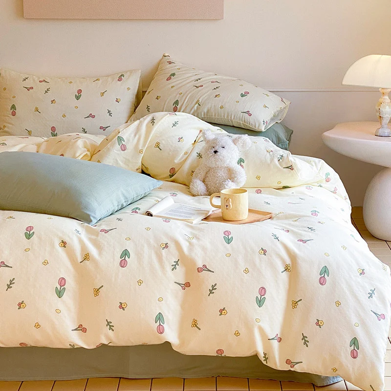 Baumwollsatin-Bettwäsche-Set mit verspieltem Erdbeer-Alloverprint und wendbarer Decke