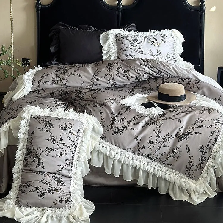 Satin-Bettgarnitur mit floraler Druckdecke, gestuftem Rüschenkissen & Spitzenbesatz