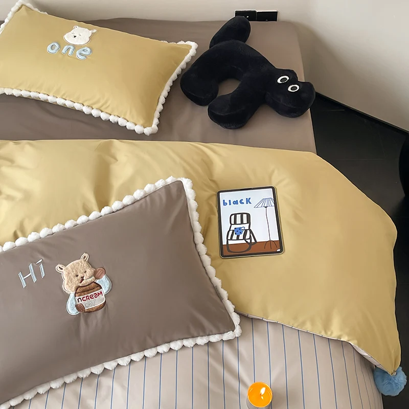 Kinder-Bettgarnitur mit Teddybär-Stickerei, Pompon-Einfassung und Wendedecke