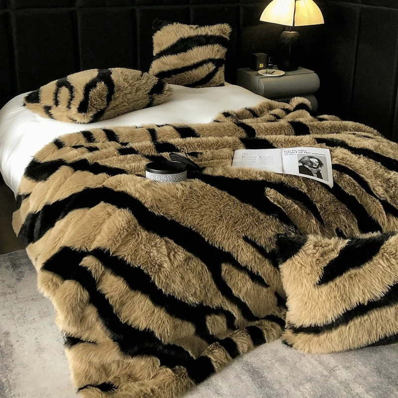 Tagesdecke aus Kunstfell mit Zebra‑Optik und extra flauschiger Struktur