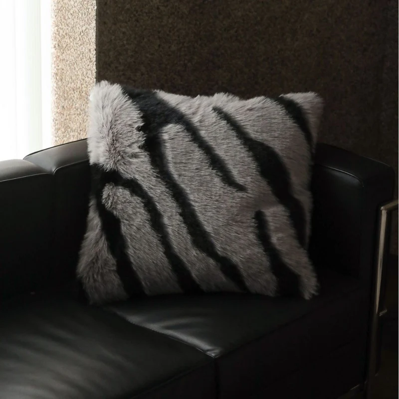 Tagesdecke aus Kunstfell mit Zebra‑Optik und extra flauschiger Struktur