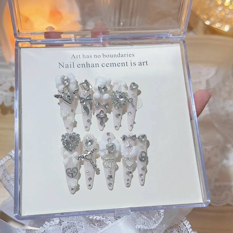 Dekorative Strass Nagelkunst Tips