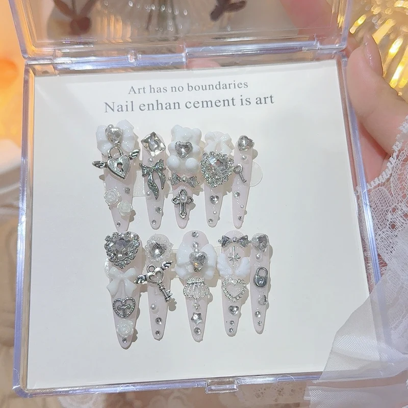 Dekorative Strass Nagelkunst Tips