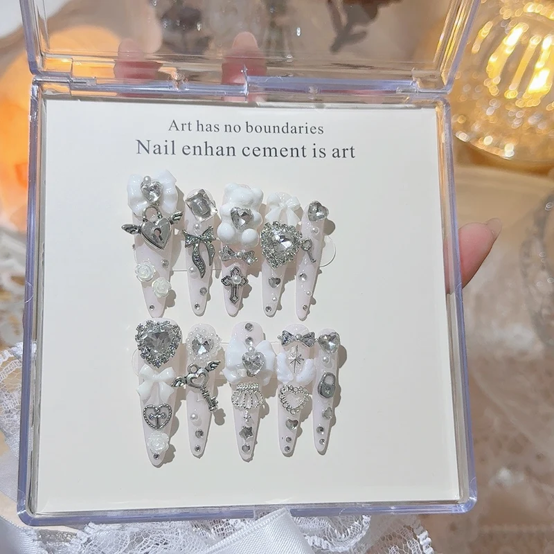 Dekorative Strass Nagelkunst Tips