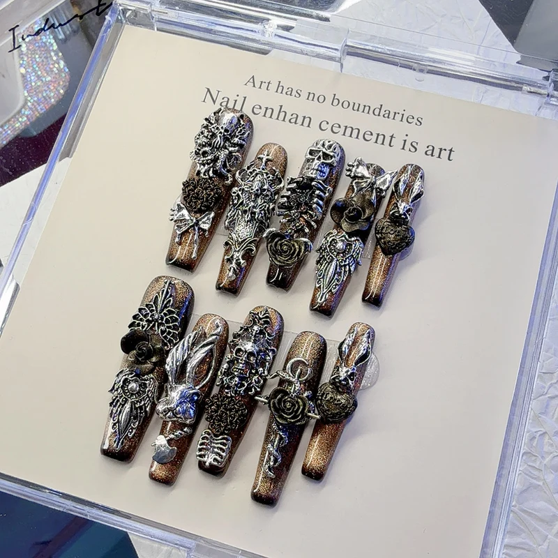 Verschnörkeltes, von der Gotik inspiriertes Press-On-Nail-Art-Set