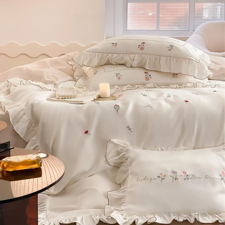 Romantisches Baumwollsatin-Bettwaren-Set mit zarter Blumenstickerei und Volant-Besatz