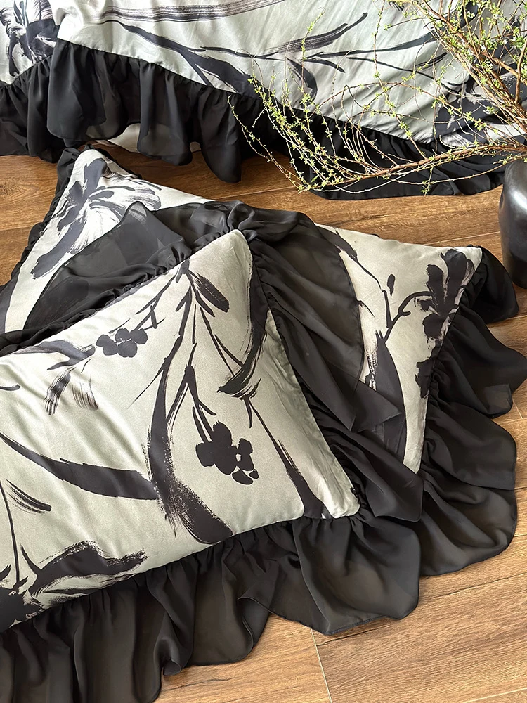 Romantischer Bettbezug mit gerafftem Volant, Chiffon-Rüschensaum und großfloralem Print