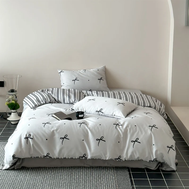 Modernes Baumwoll-Bettwäscheset mit minimalem Schleifen-Print und gestreifter Wendeseite