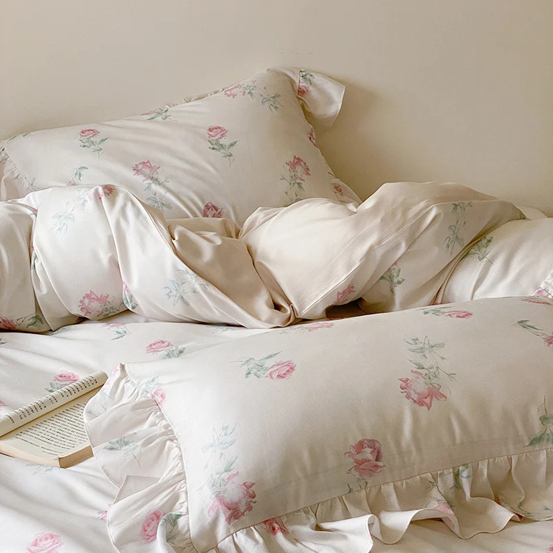 Luxuriöses Satin-Bettwäsche-Set mit zarten Rosenmuster und Rüschensaum